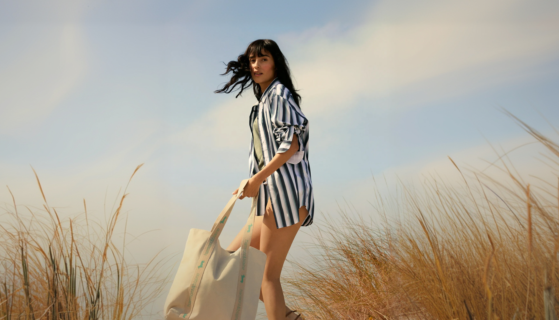 Immagine di collezione fw25 con copy che comunica i saldi pubblici